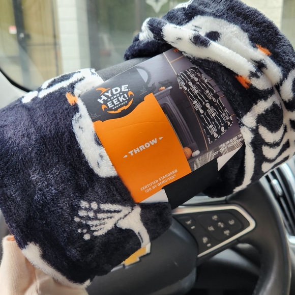 Skeleton Throw Plush Halloween Blanket - Picture 2 of 3